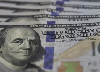Dólar cai para o menor valor em 21 meses, e bolsa bate recorde