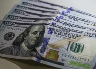 Dólar cai 1,6% e fecha em R$ 5,23 com alívio externo