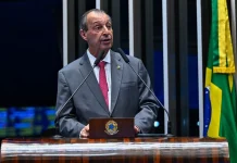 Omar Aziz entrega relatório da PEC que acaba com escala 6×1 no Senado
